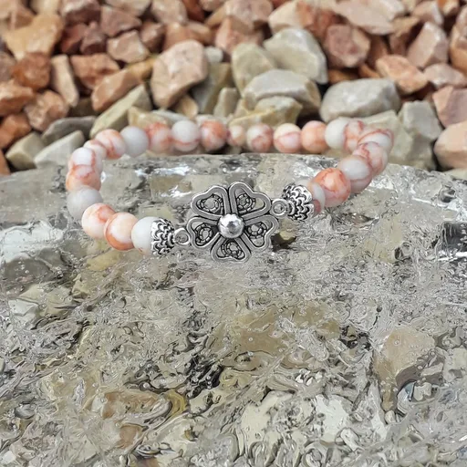 Bracelet élastique en perles de jaspe couleur saumon orné d'une breloque en form