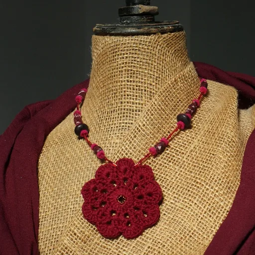 Collier multi-matières alliant perles de rocaille de différentes formes et nuanc