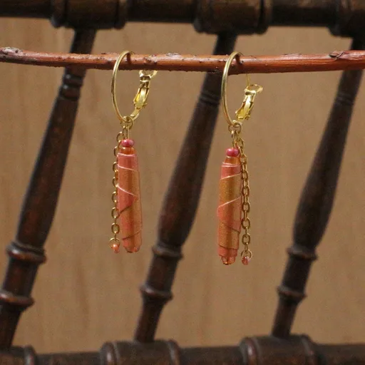 Paire de boucles d’oreilles en perles de rocaille dans les tons orangés, perles 