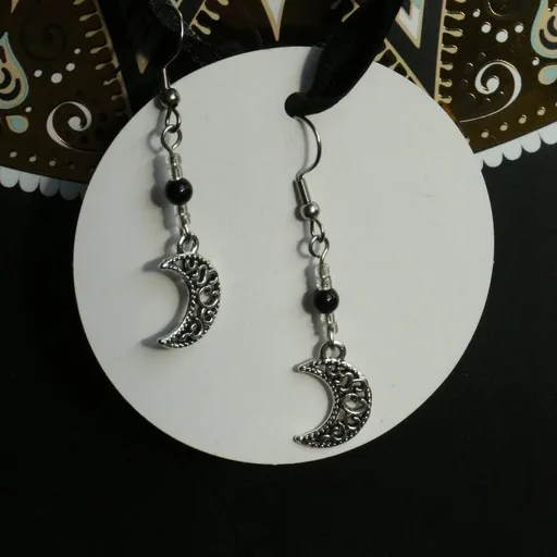 Paire de boucles d'oreilles noires et argentées alliant perles en agate, perles 
