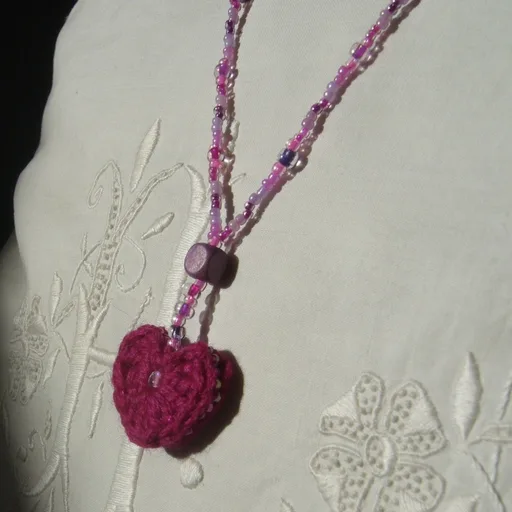 Parure dans les tons rose, fuchsia, violine et violet alliant perles de rocaille