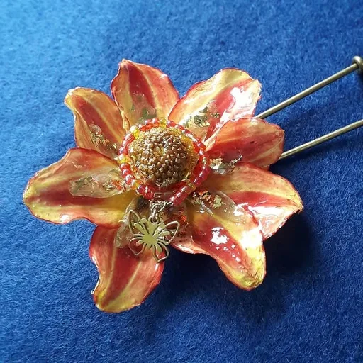 Broche épingle dahlia et papillon
