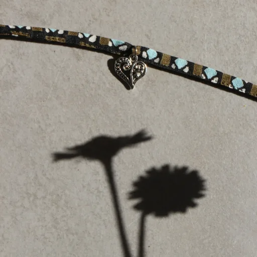 Bracelet en tissu avec breloque cœur ajouré