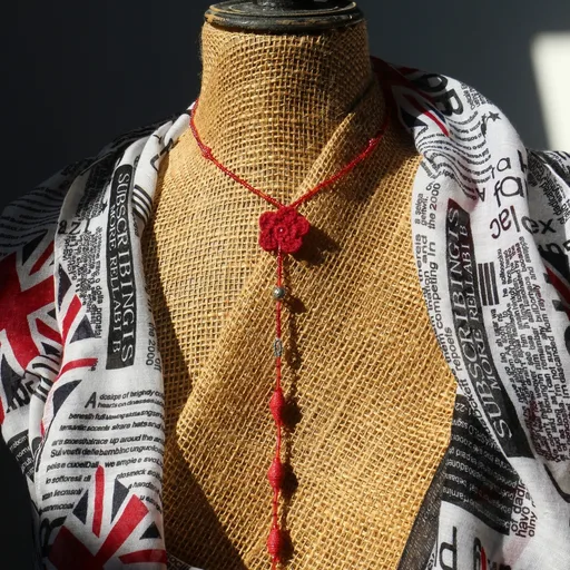 Collier multi-matières alliant perles de rocaille de différentes formes et nuanc