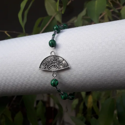 Bracelet composé de perles de rocaille grises et vertes, de perles en malachite 