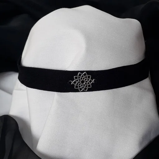 Ras de cou noir en textile élastique doux avec breloque fleur en métal au centre
