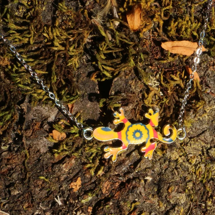 Collier composé d’une chaîne fine ornée d’un pendentif émaillé en forme de gros 