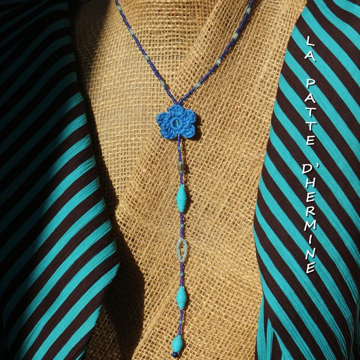 Collier-cravate alliant perles de rocaille de différentes nuances de bleu, perle
