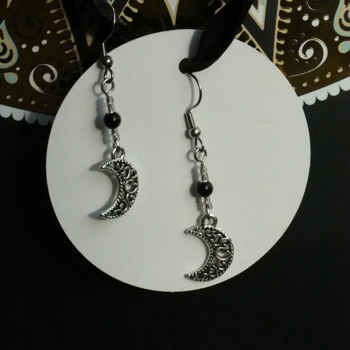 Paire de boucles d'oreilles noires et argentées alliant perles en agate, perles 