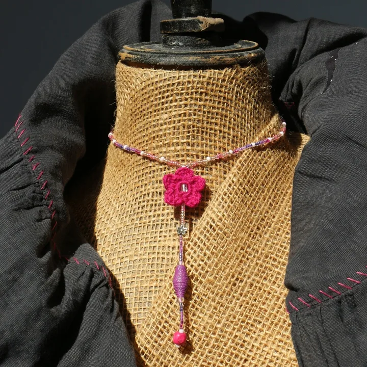 Collier multi-matières avec pendentif intégré alliant perles de rocaille brillan