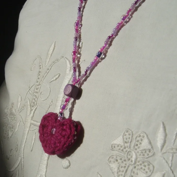 Parure dans les tons rose, fuchsia, violine et violet alliant perles de rocaille