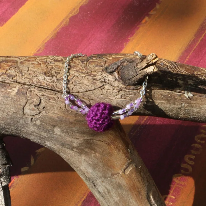Bracelet multi-matières composé d’une chaîne couleur argent, de perles de rocail