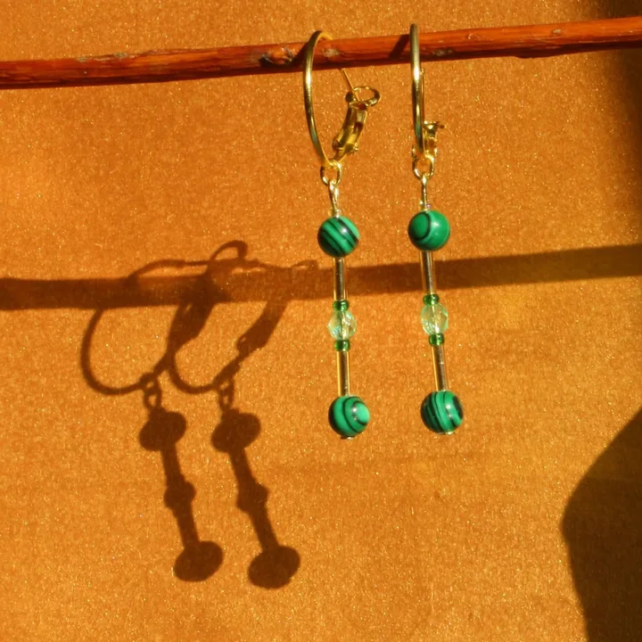 Paire de boucles d’oreilles composées d'un fermoir en forme de créole dorée orné