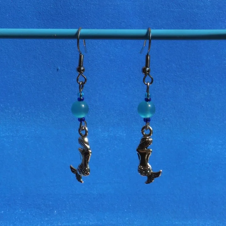 Paire de boucles d’oreilles avec pendentif en perles de rocaille bleues, perle e