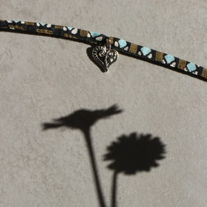 Bracelet en tissu avec breloque cœur ajouré