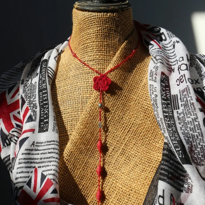 Collier multi-matières alliant perles de rocaille de différentes formes et nuanc