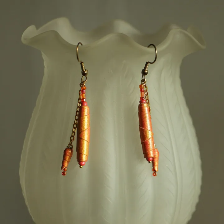 Paire de boucles d’oreilles alliant perles de rocaille rouges et orange, perles 