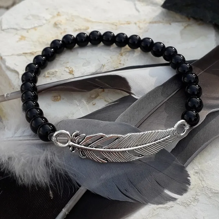 Bracelet élastique en perles noires en agate orné d'une grande breloque incurvée