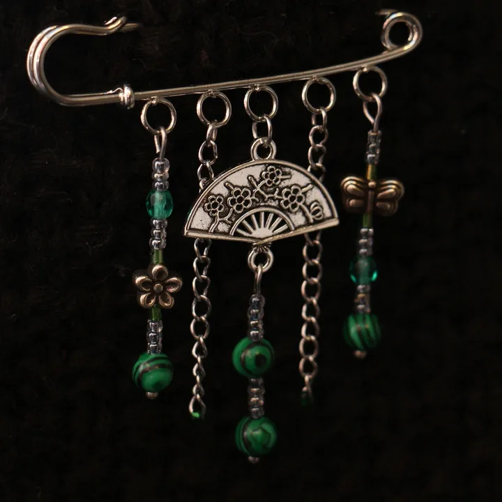 Broche épingle ornée de pendentifs en perles de rocaille, perles en malachite et