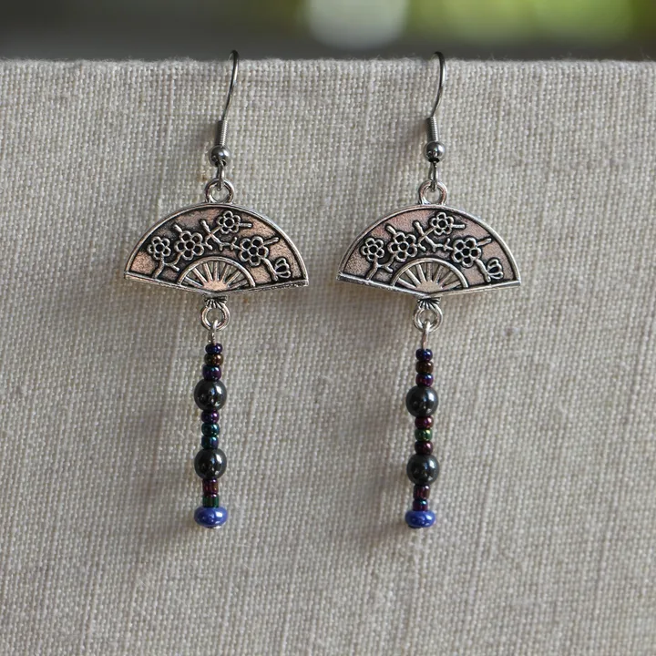 Paire de boucles d’oreilles avec pendentifs éventails en métal, perles de rocail
