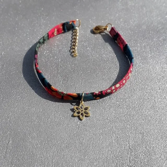 Bracelet cousu main en tissu Liberty avec breloque