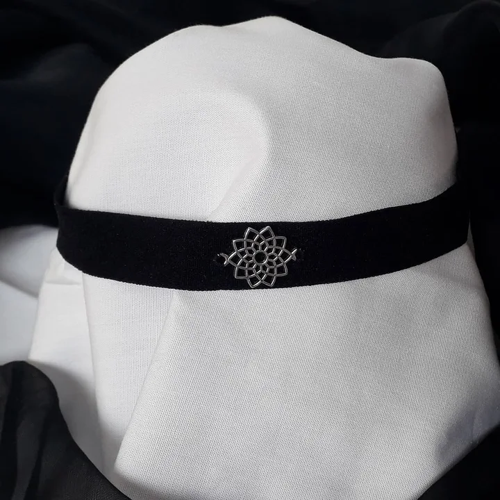 Ras de cou noir en textile élastique doux avec breloque fleur en métal au centre