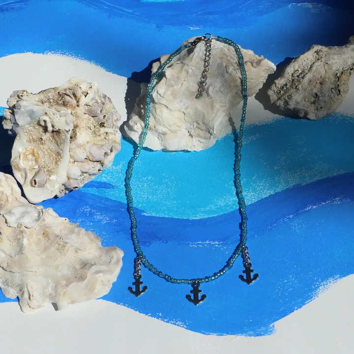 Collier en perles de rocaille de différentes nuances de bleu turquoise orné de 3
